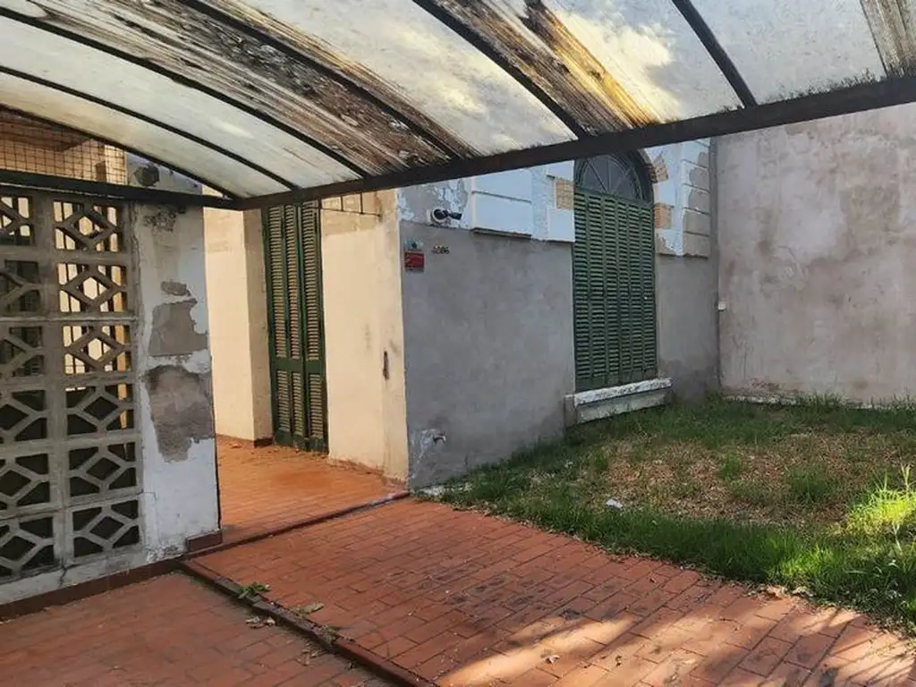 VENTA CASA 4 AMB COGHLAN A RECICLAR GRAN LOTE