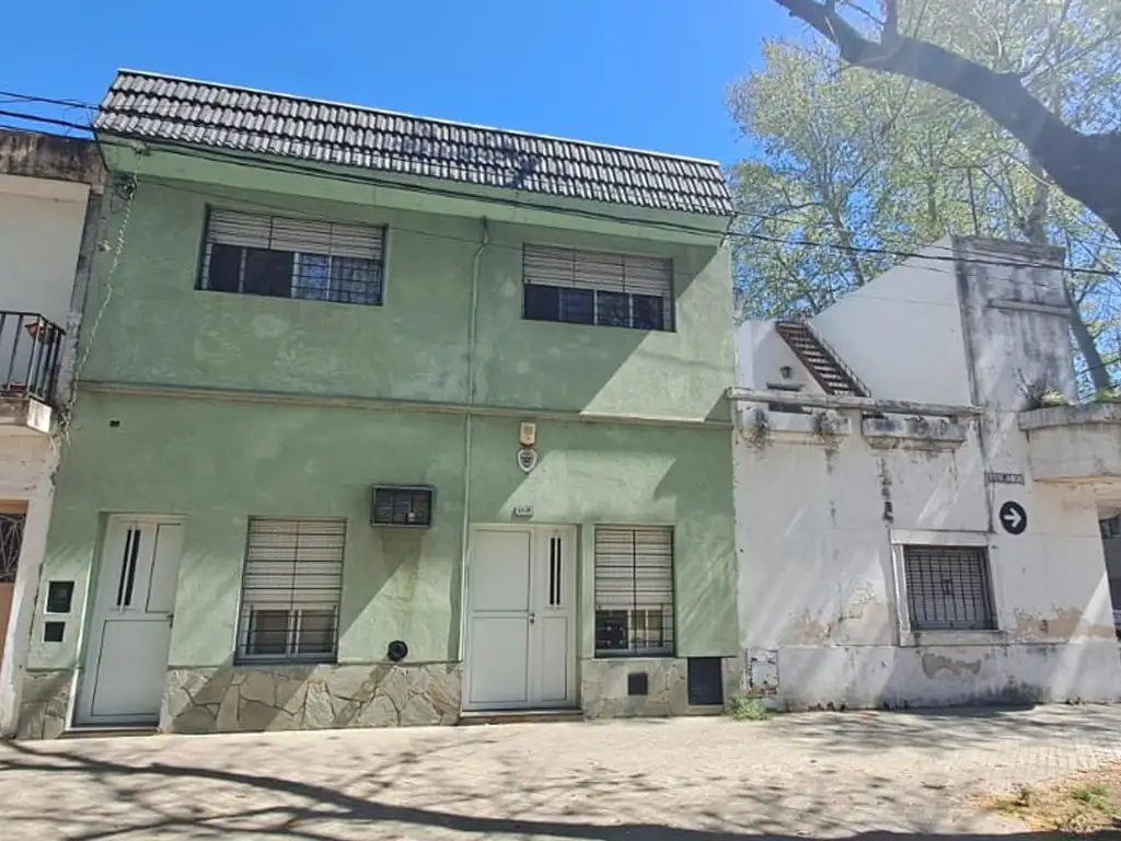 Casa desarrollada en dos plantas; 2 dormitorios