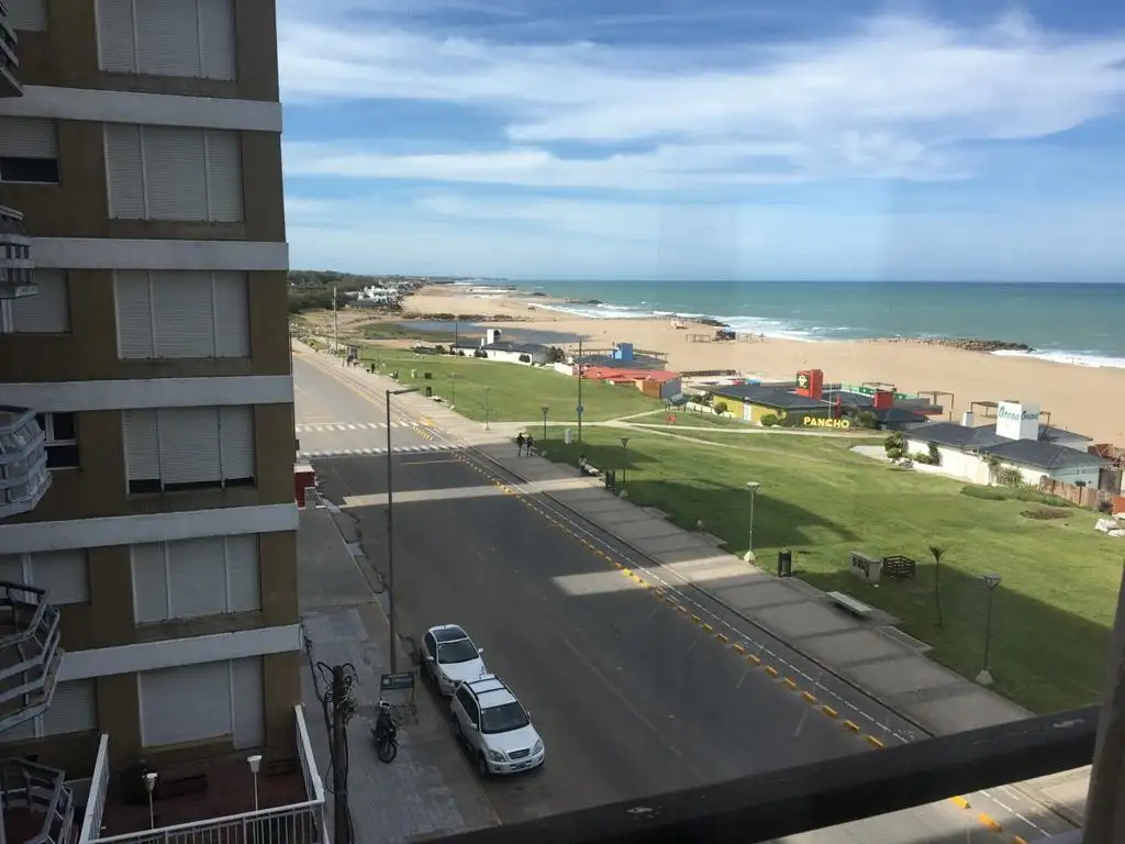 Departamento de 4 ambientes frente al mar en venta Miramar