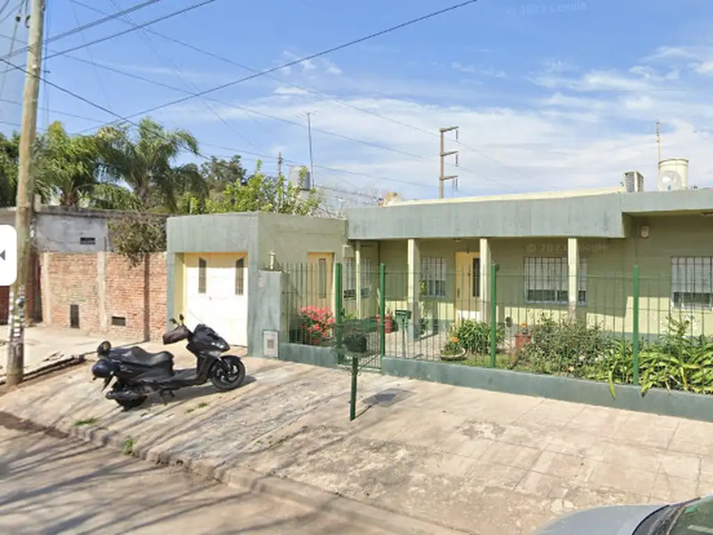 CASA AMERICANA DE 4 AMBIENTES, IMPECABLE ESTADO EN ITUZAINGO SUR (3328)