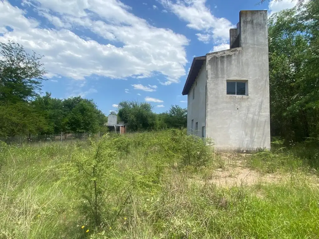 VENTA CASA A TERMINAR EN COSQUIN 852M TERRENO