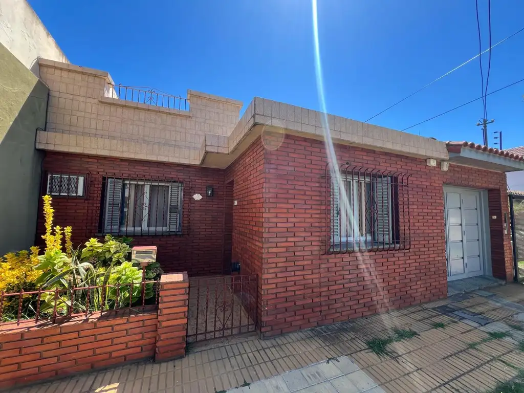 CASA DE CUATRO AMBIENTES CON JARDÍN Y TERRAZA EN VENTA