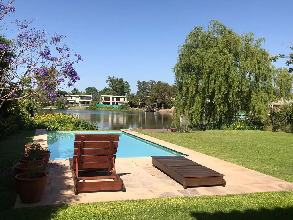 Muy linda casa al agua, cuatro suites (una en planta baja)