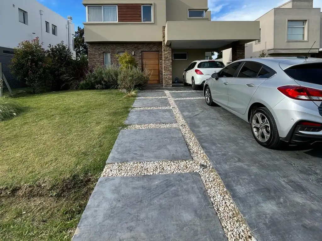 VENTA CASA DE 4 AMBIENTES EN BARRIO PRIVADO LOS TRONCOS, BERAZATEGUI.