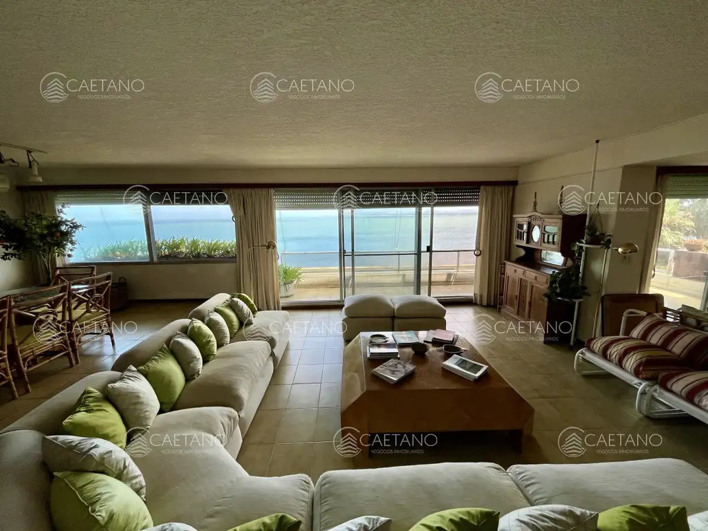 Apartamento en venta 3 dormitorios y dependencia en Punta Ballena