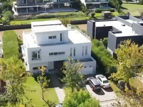 Casa  en Venta 7 amb. al Río. El Yacht. Nordelta