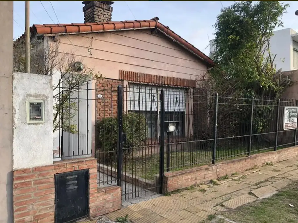 CHALET TRADICIONAL DE 3 AMBIENTES, LOTE PROPIO EN CASTELAR (3357)