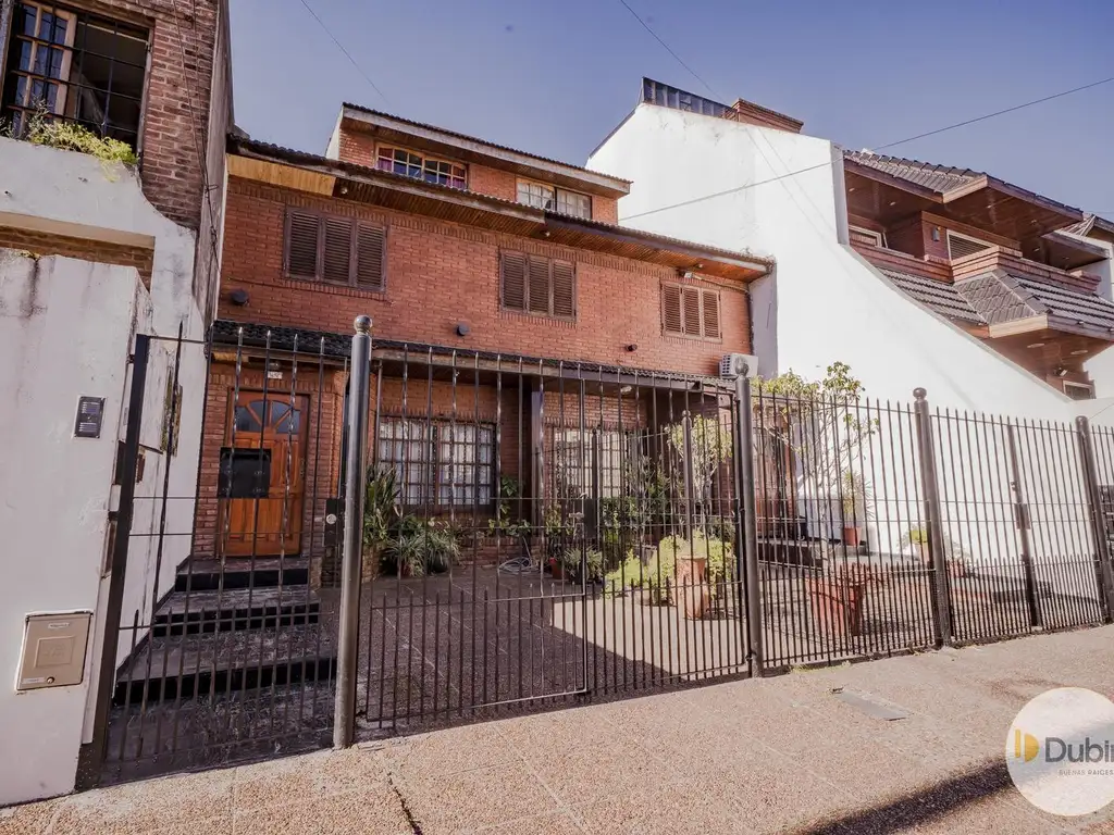 Venta de Triplex con cochera por Barrio Naón