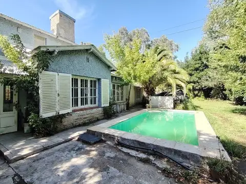 Casa con pileta y gran terreno . Barrio Estrada