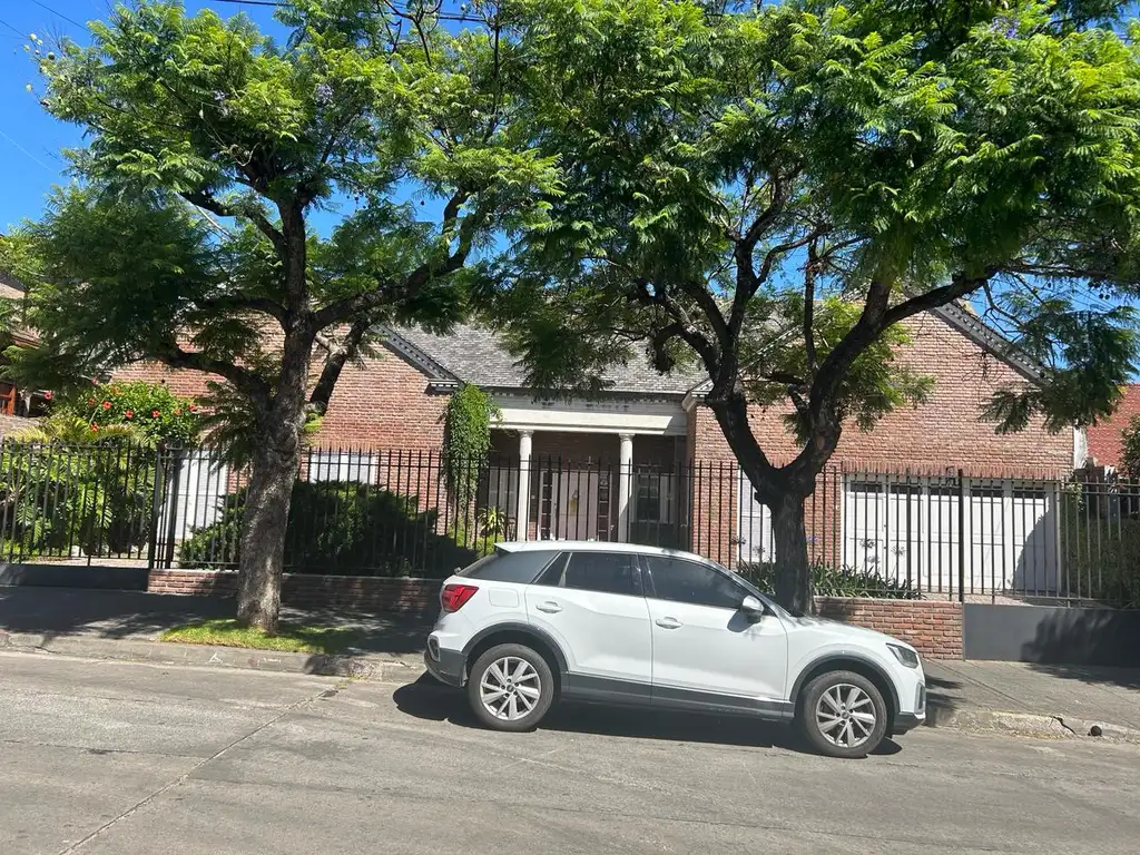 Hermosa casa en Bernal sobre dos lotes, con garage y pileta