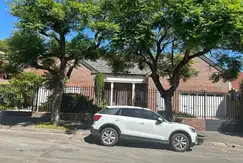 Hermosa casa en Bernal sobre dos lotes, con garage y pileta