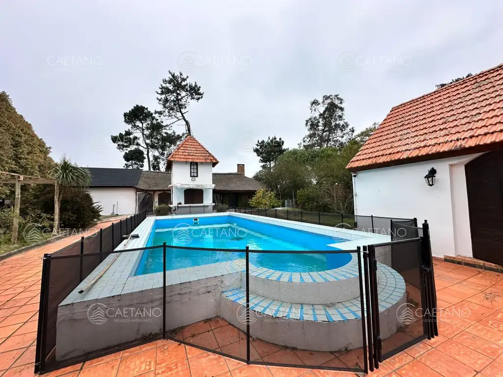 Vende casa de 4 dormitorios con piscina y gran parque en Golf, Punta del Este