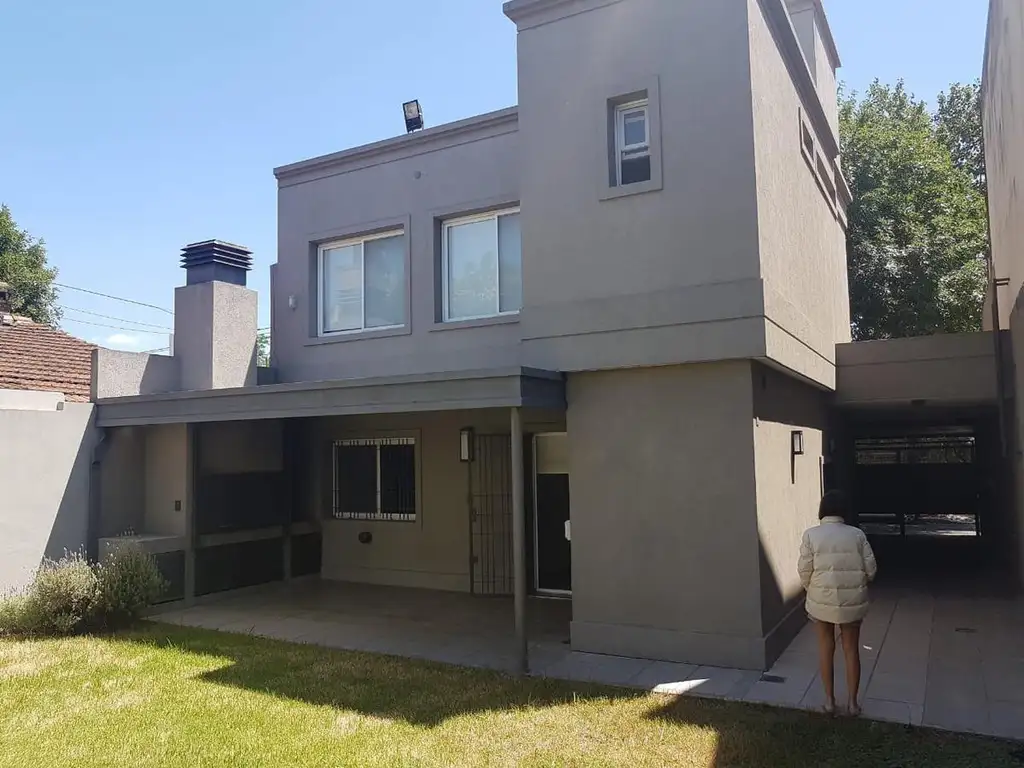 Casa 4 ambientes en venta con jardín y pileta - Castelar Norte