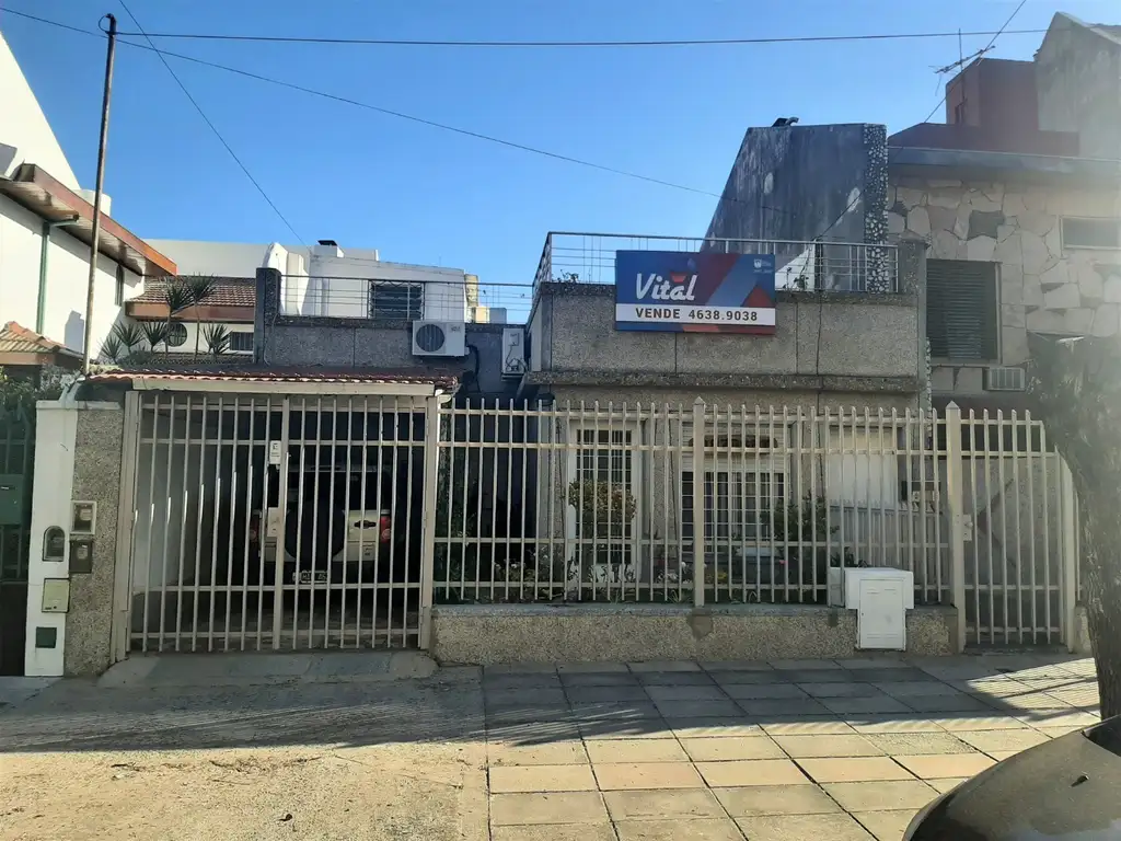 Vivienda para 3 familias sobre lote de 8,66x44,11 mts.