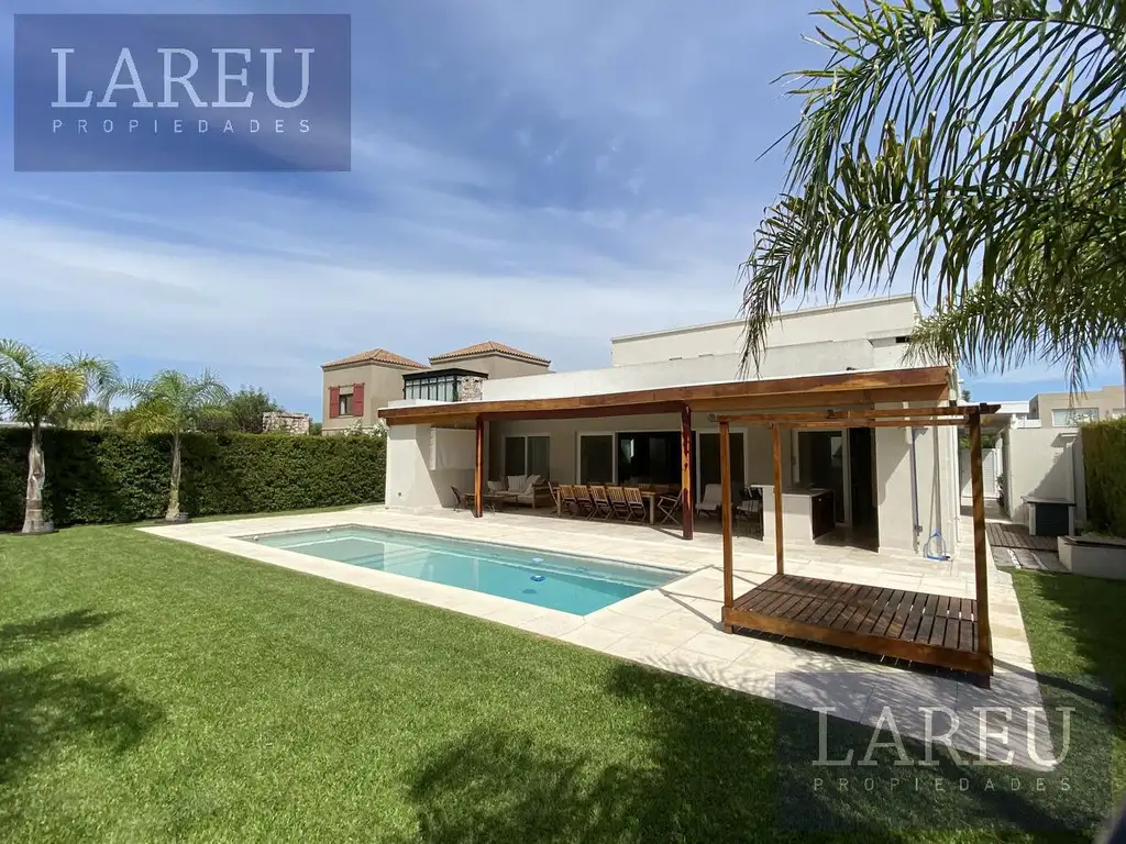 Impecable Casa en Venta con renta - Las Liebres