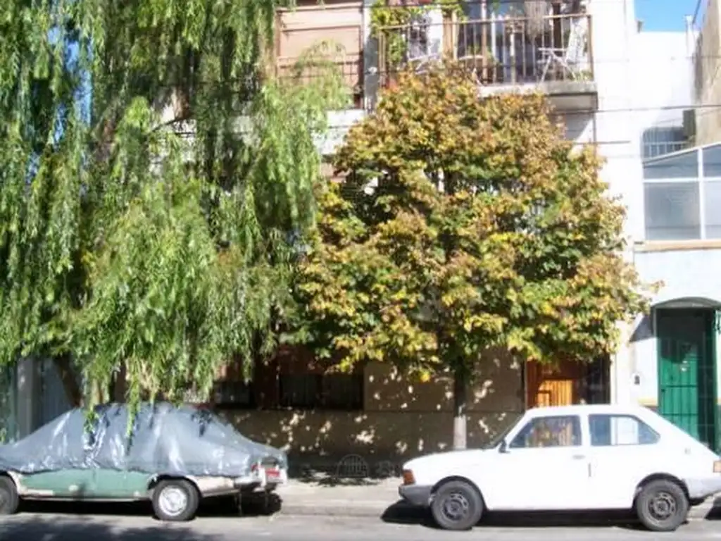 Villa del Parque, 4 ambientes a reciclar en segundo piso por escalera, balcon al frente, 2 baños