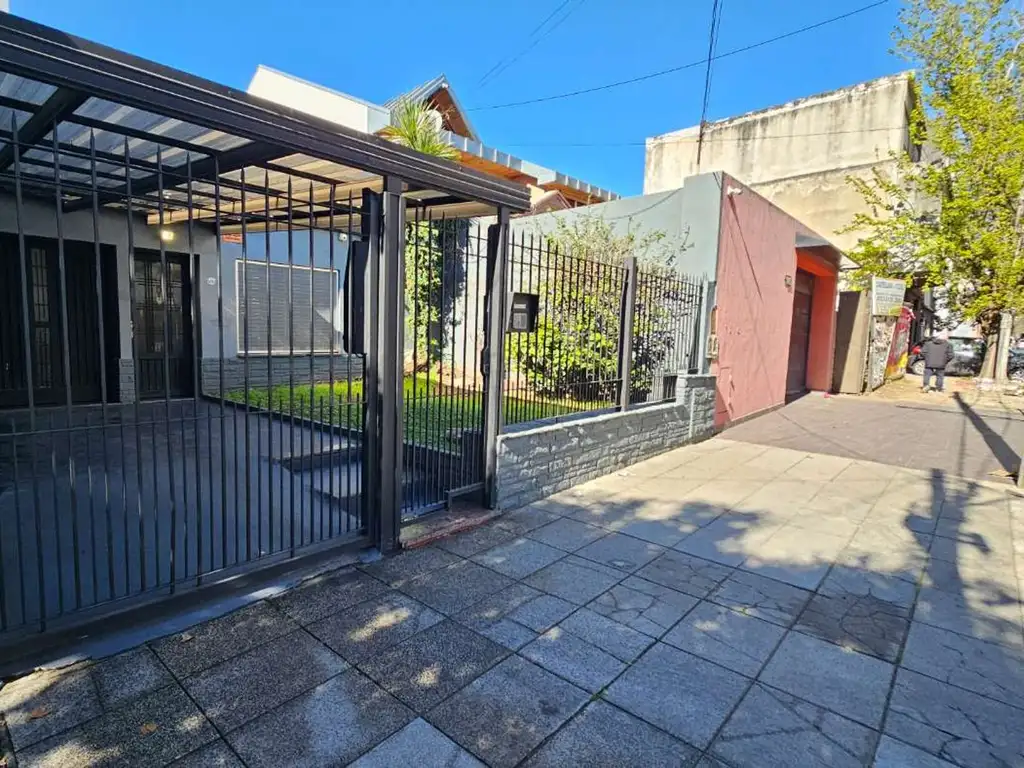 VENTA CASA SAENZ PEÑA  5 AMBIENTES COCHERA JARDIN