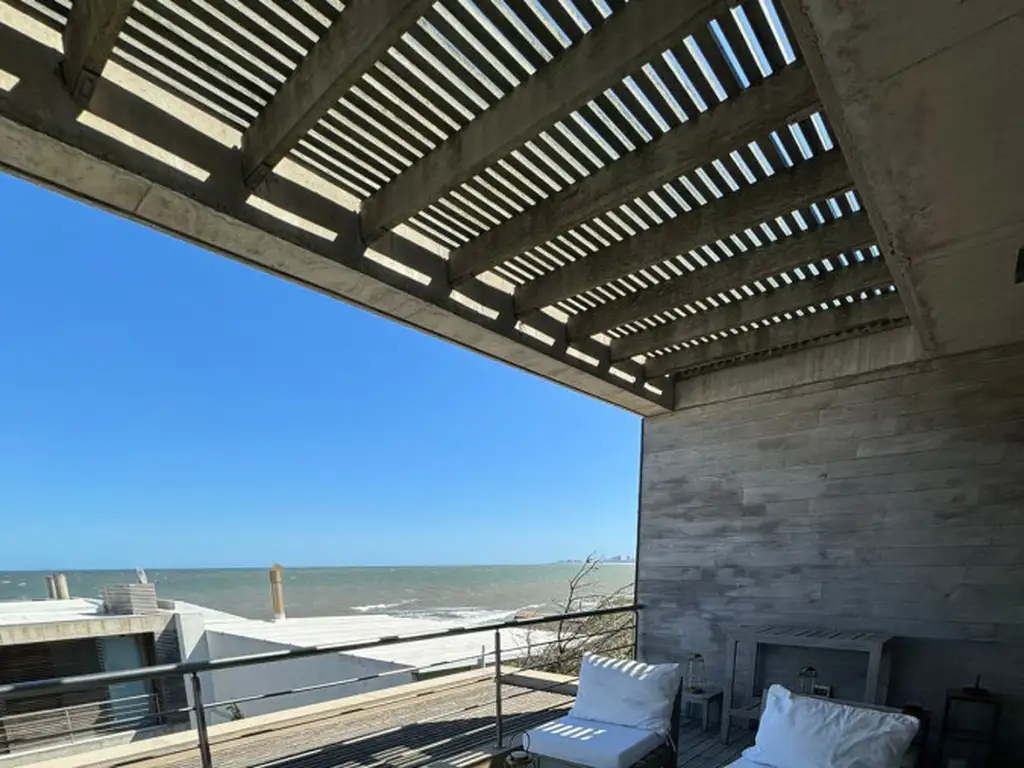 DUPLEX DE TRES PLANTAS CON VISTA AL MAR EN MONTOYA