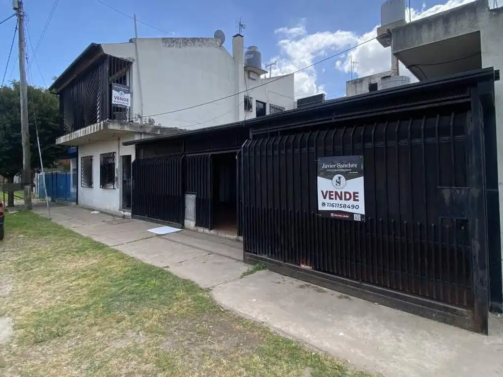 Casa con local y departamento en Virrey del Pino, La Matanza.