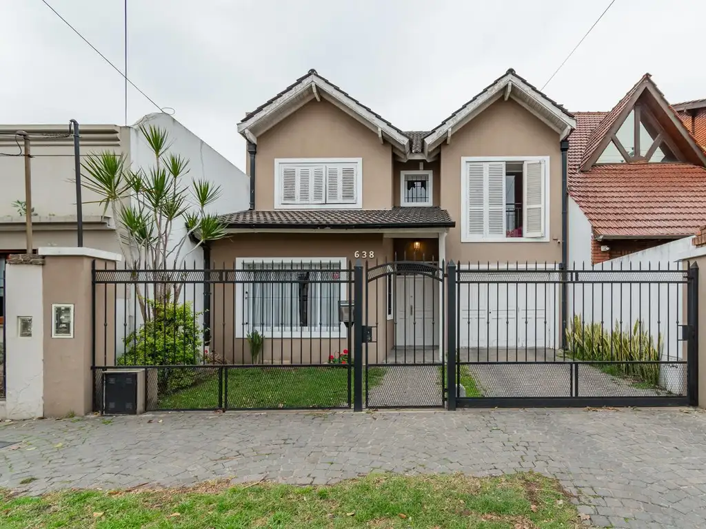 Venta casa 5ambientes con piscina en Haedo.