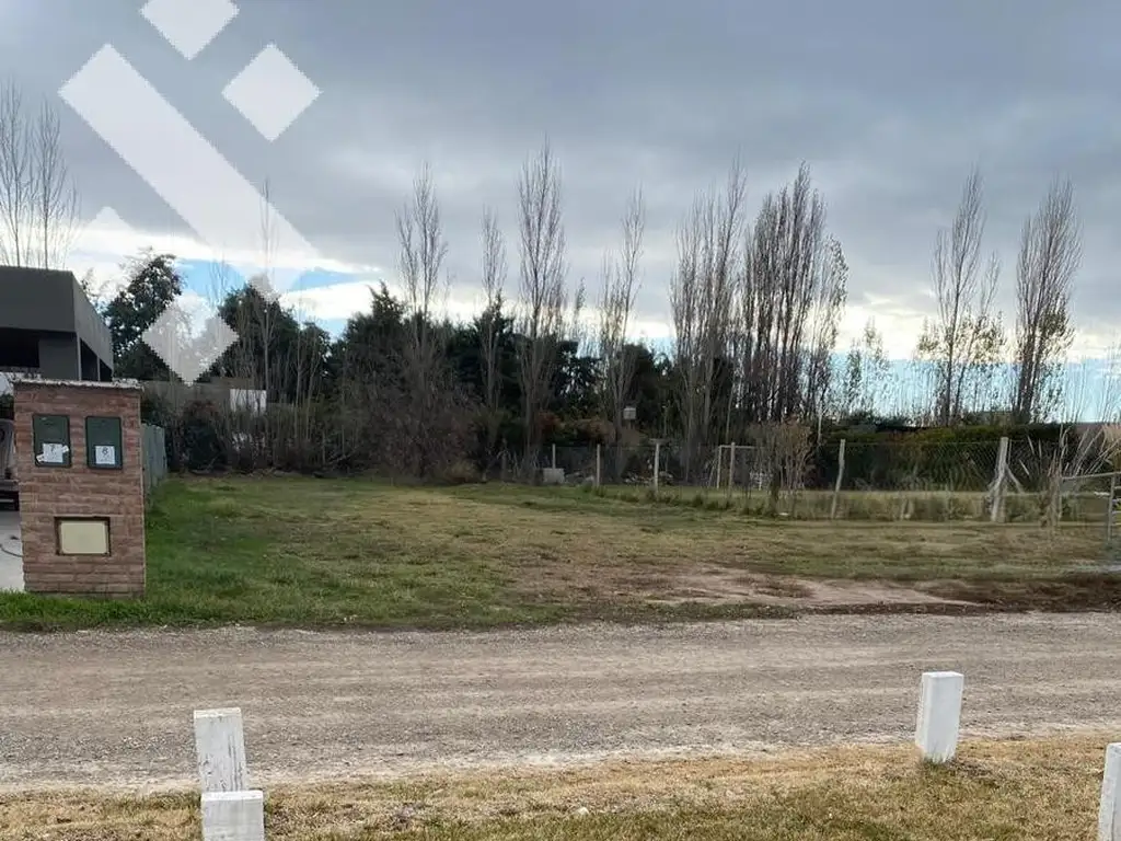 Venta de Lote de 600 m2 en Barrio Jockey Club, Gral Roca