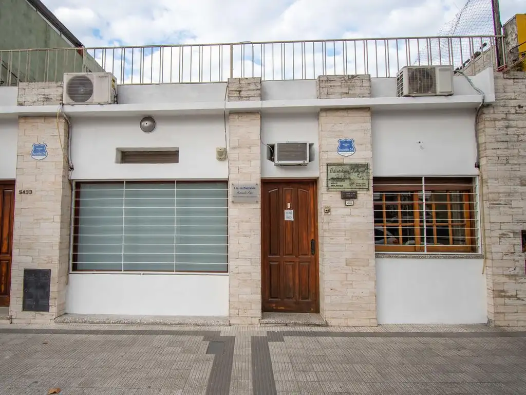 VENTA/PERMUTA - Casa 5 dormitorios , patio y cochera - Azcuénaga, Rosario.