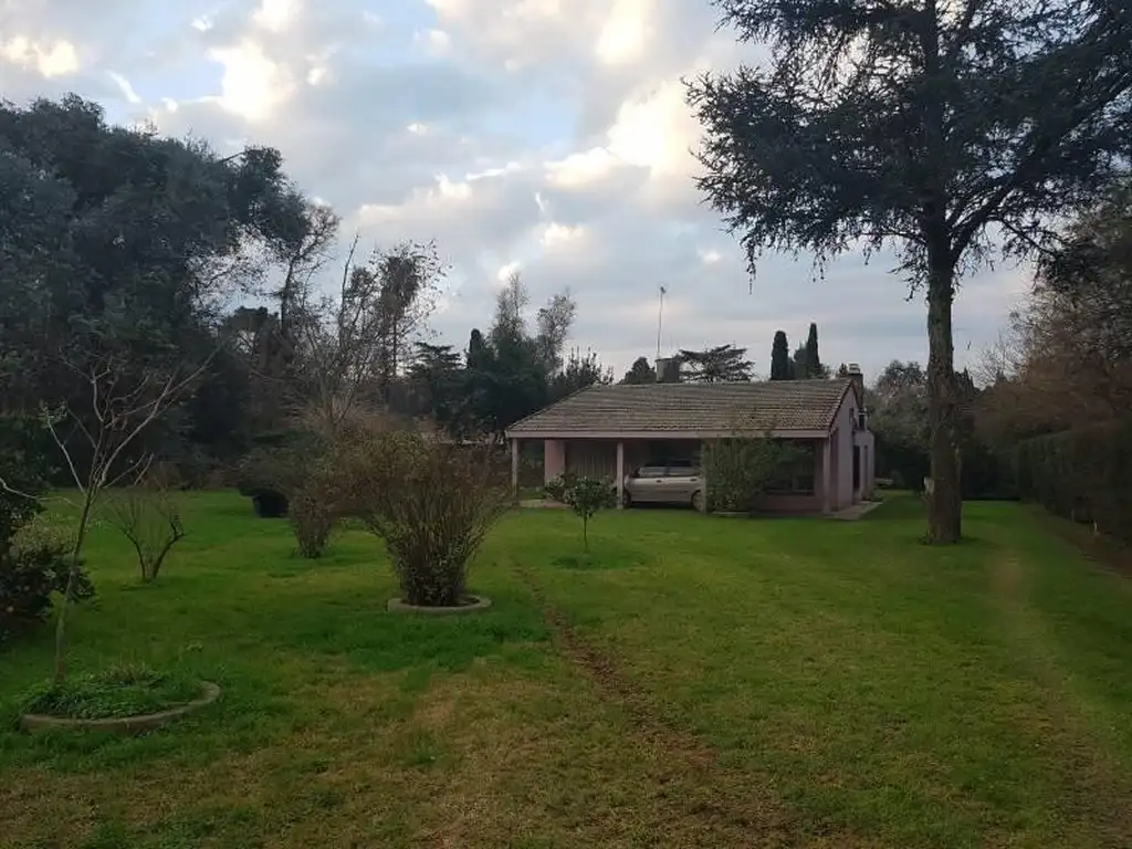 Excelente Quinta en Santa Amelia sobre 2 lotes.