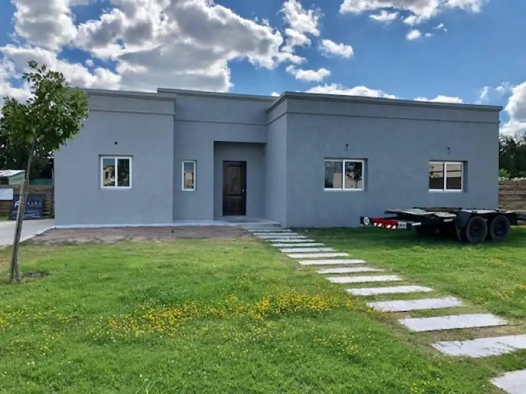 Hermosa casa en una planta para estrenar sobre lote perimetral