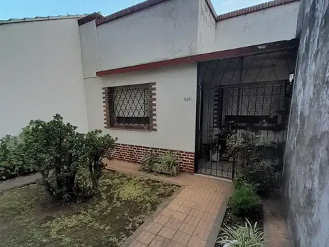 Oport. Casa/comercial - Excelente Ubicación - a Refaccionar - Lote Ppio. - Garage - Patio - Foto 0