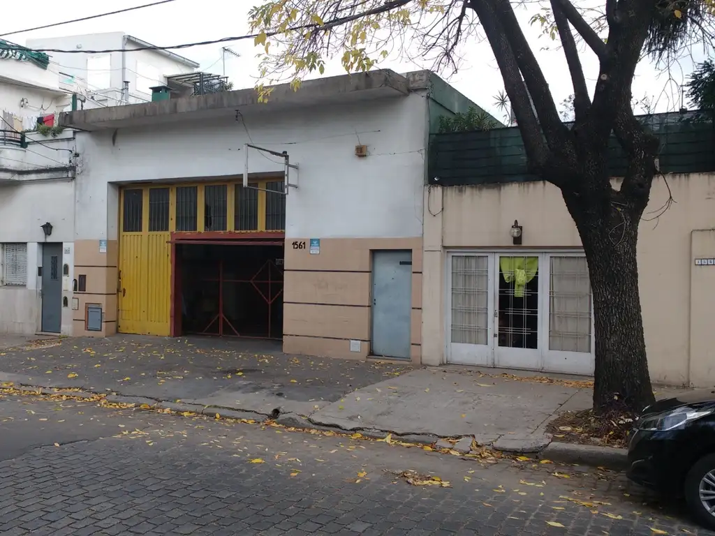 Taller Mecánico con vivienda pequeña en planta alta