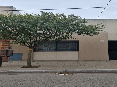 Excelente casa, reciclada, en el centro de Luján, se alquila