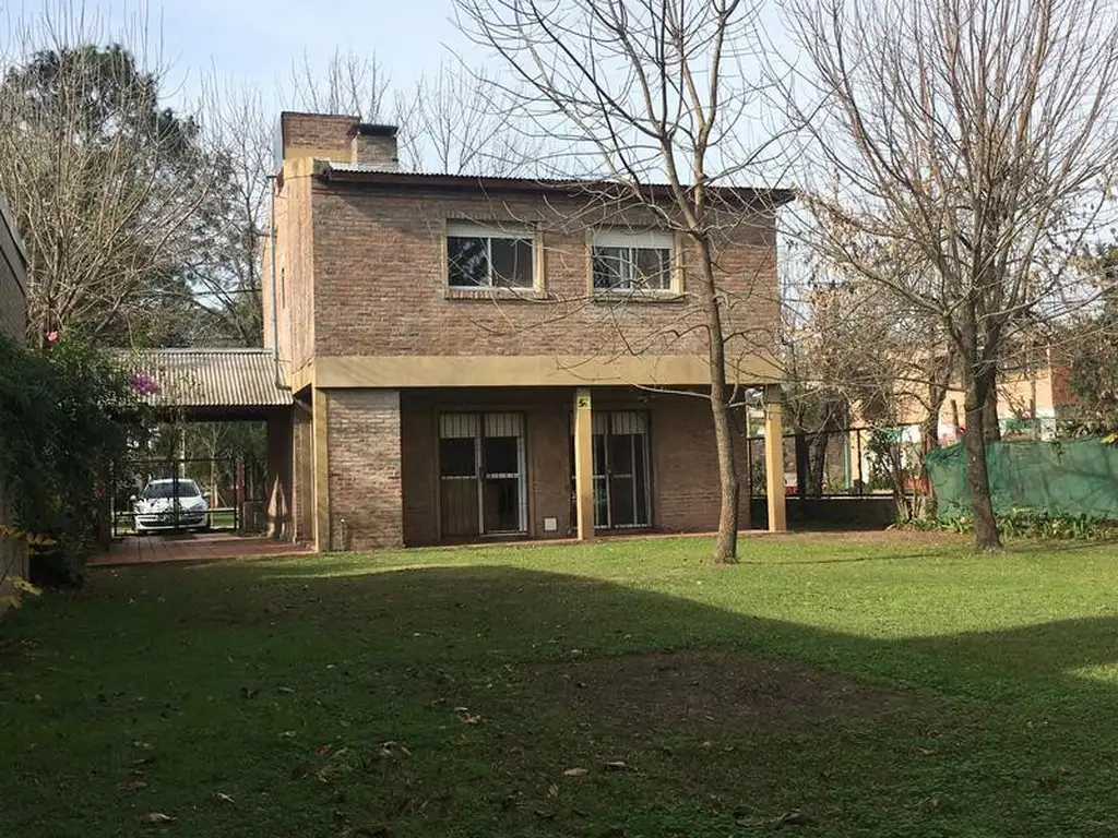 Casa Dos dormitorios - Funes con Amplio Jardín.