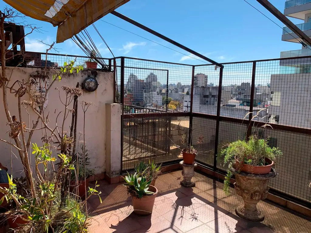 Excelente piso de 4 ambientes c/dep y balcón terraza