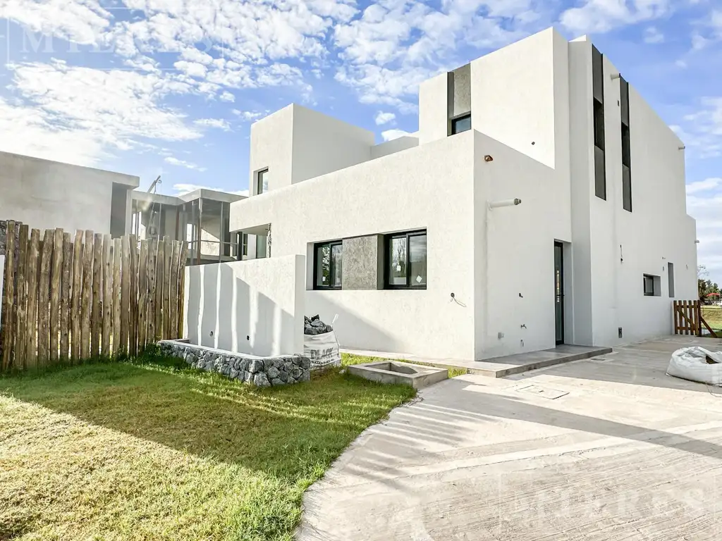 Muy linda casa en venta a La Laguna en Laguna Grande, Villanueva.