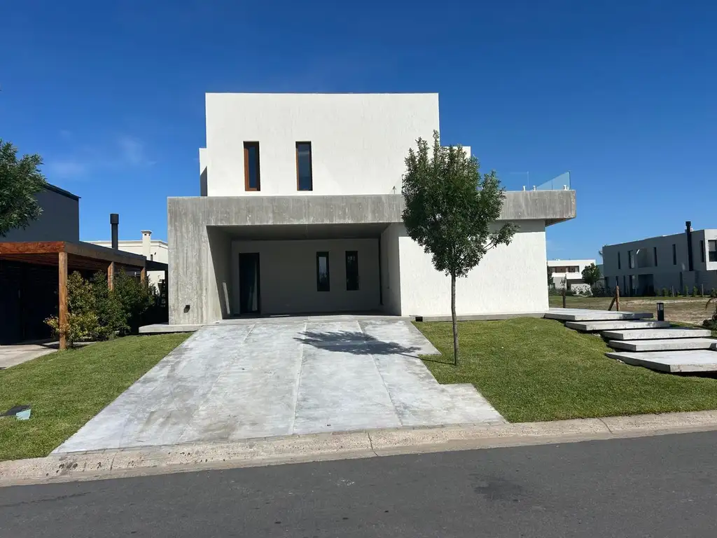 CASA EN VENTA LOTE INTERNO EN BC CARPINCHOS