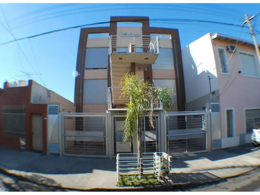 DUEÑO ALQUILA DUPLEX DE CATEGORIA CON COCHERA PROPIA Y PATIO ULTIMA UNIDAD