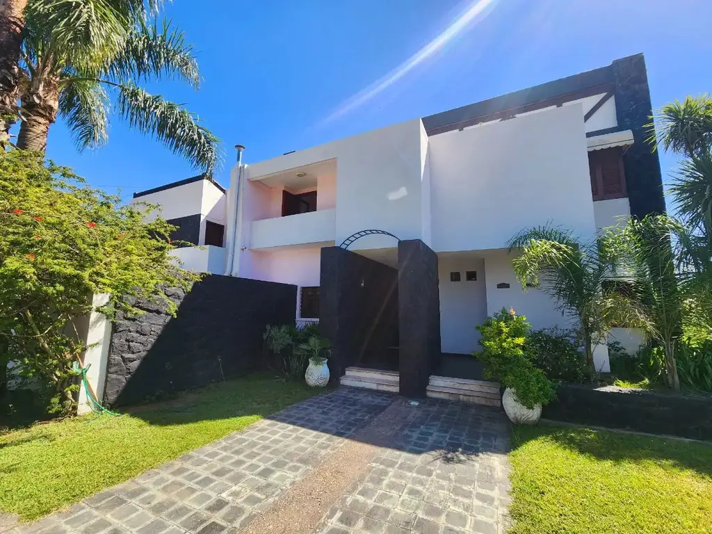 VENTA CASA A MENTROS DEL LAGO SAN ROQUE CARLOS PAZ CORDOBA