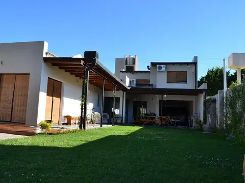 Casa en venta - 4 dormitorios 4 baños - 520 mts2 - General Alvear