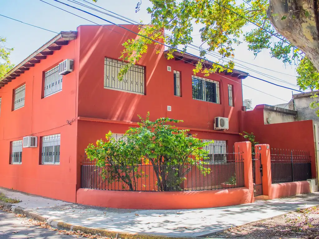 Casa en alquiler La Paz y Francia-  Tres dormitorios- Barrio Parque- Rosario