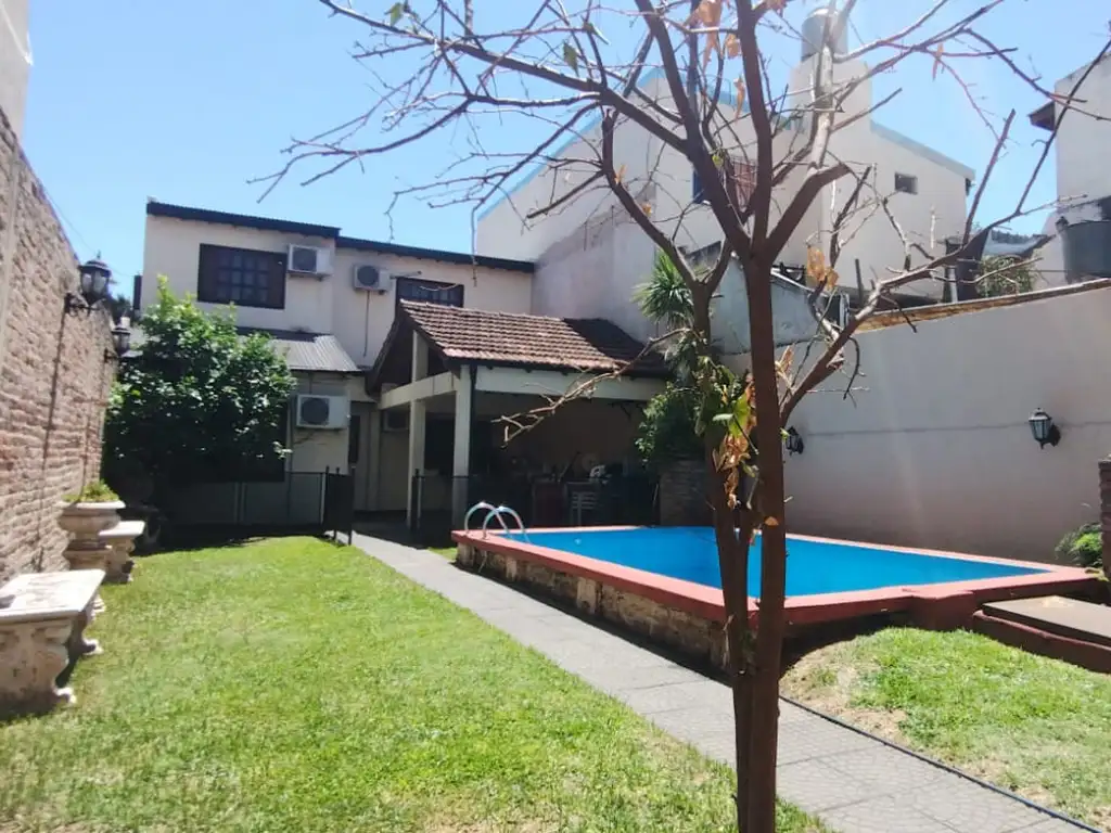 Propiedad con excelente ubicación, 272m2, 2 casas, jardin, sol y pileta.