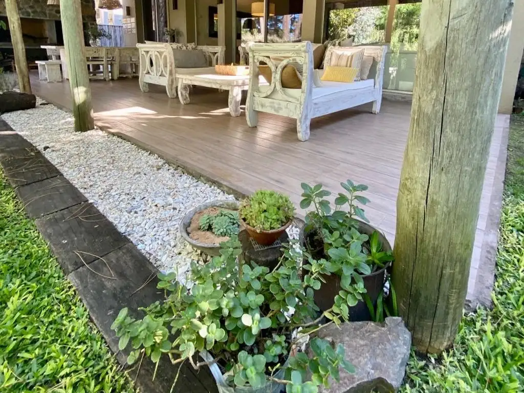 Moderna casa en barrio cerrado a pasos del mar en la Brava