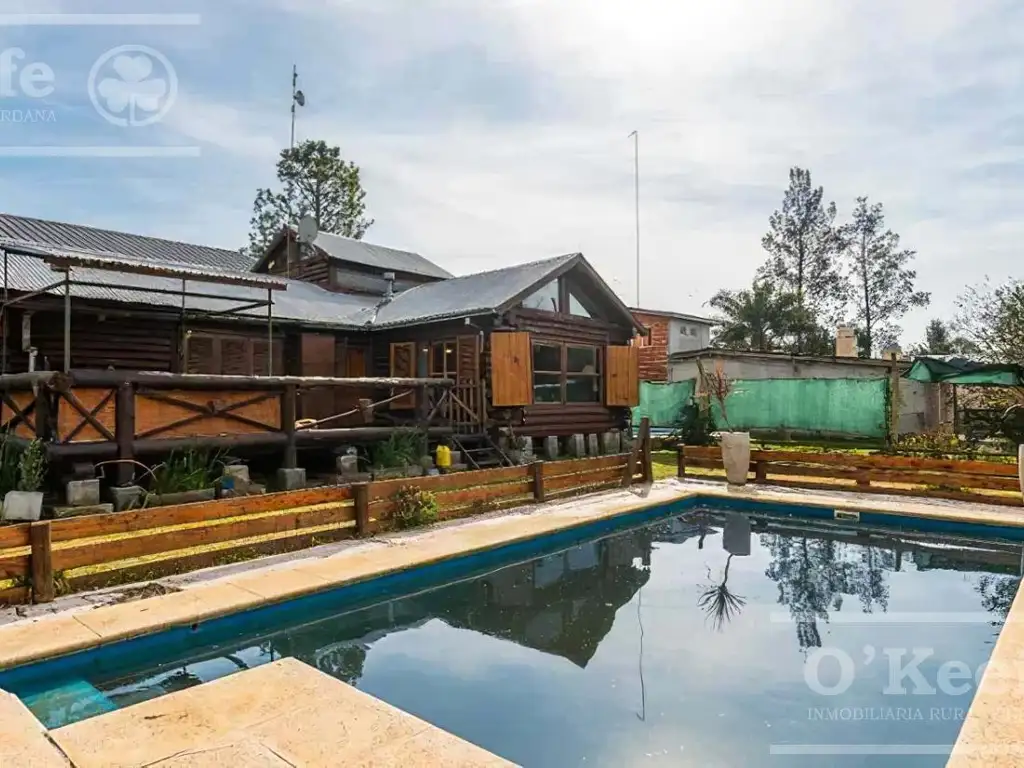 CASA QUINTA EN VENTA EN ABASTO, ESTILO CABAÑA CON HERMOSA PISCINA