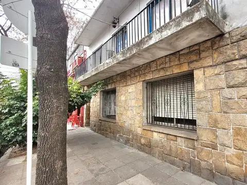 EXCELENTE UBICACIÓN, CASA (2 PH) "Angel J. Carranza 1585" CON BALCÓN, PATIO Y TERRAZA