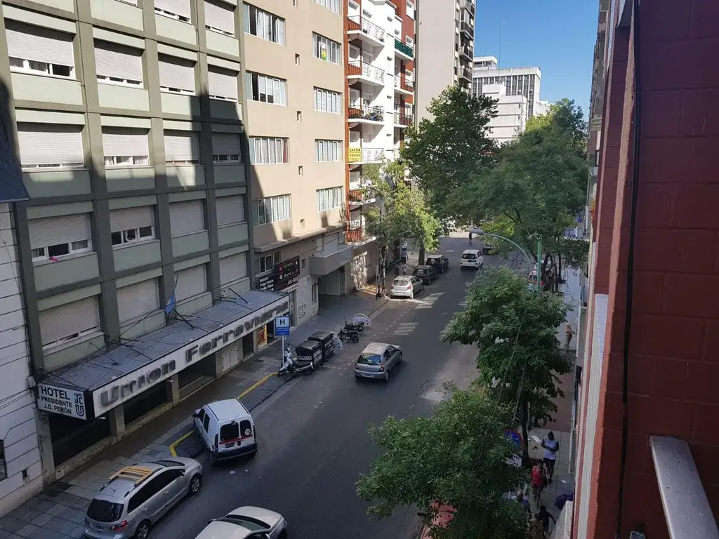 AMBIENTE Y MEDIO AL FRENTE CON COCHERA