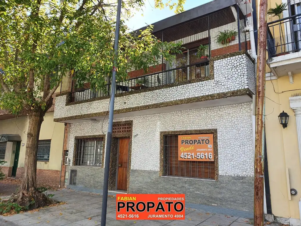 Casa sobre lote propio, ideal para 2 familias, PB: 3 ambientes con patio. PA: 2 ambientes c/ terraza