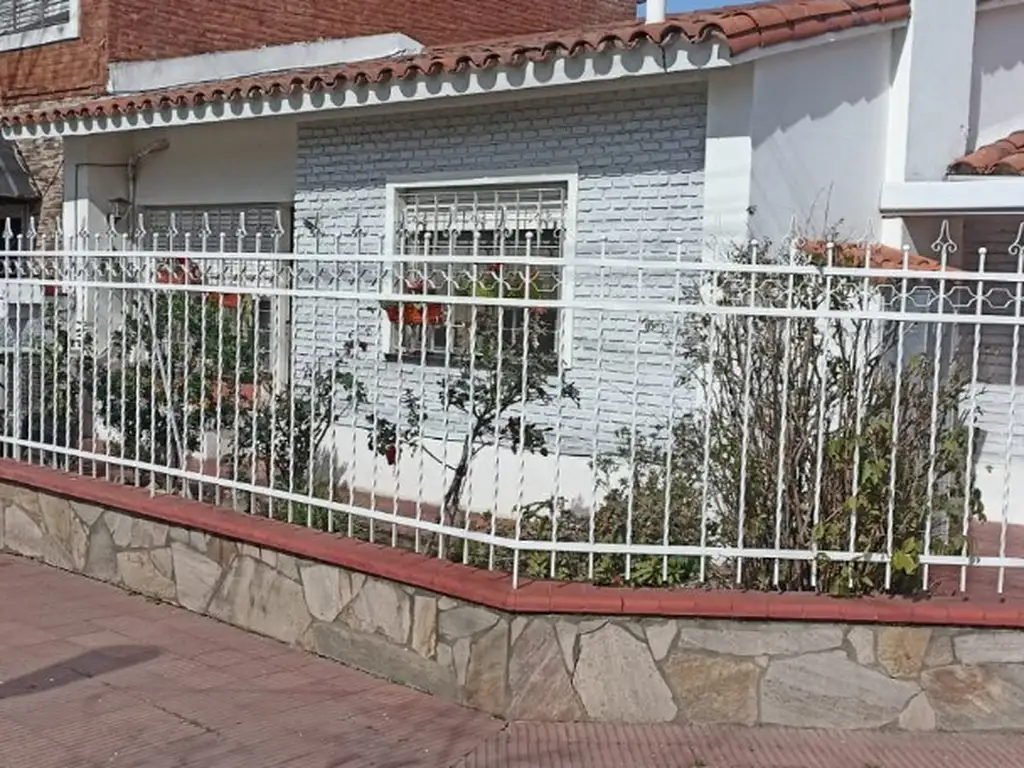 OPORTUNIDAD Casa, local y cochera en Gro Baigorria