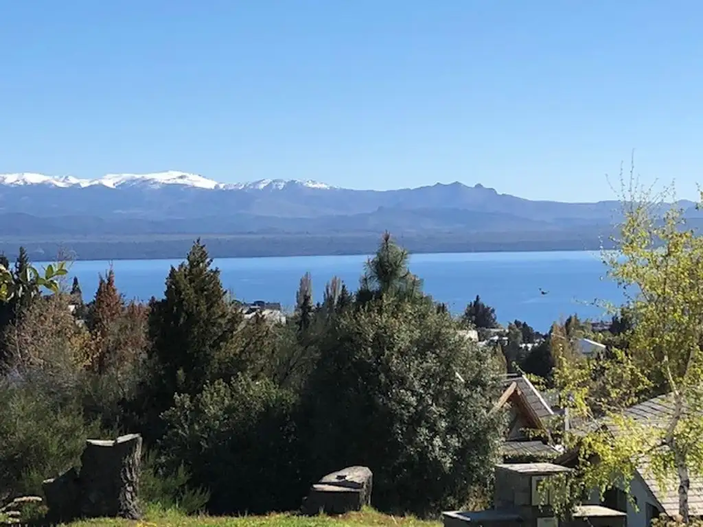 Terreno con vista al lago en Barrio Cerrado.