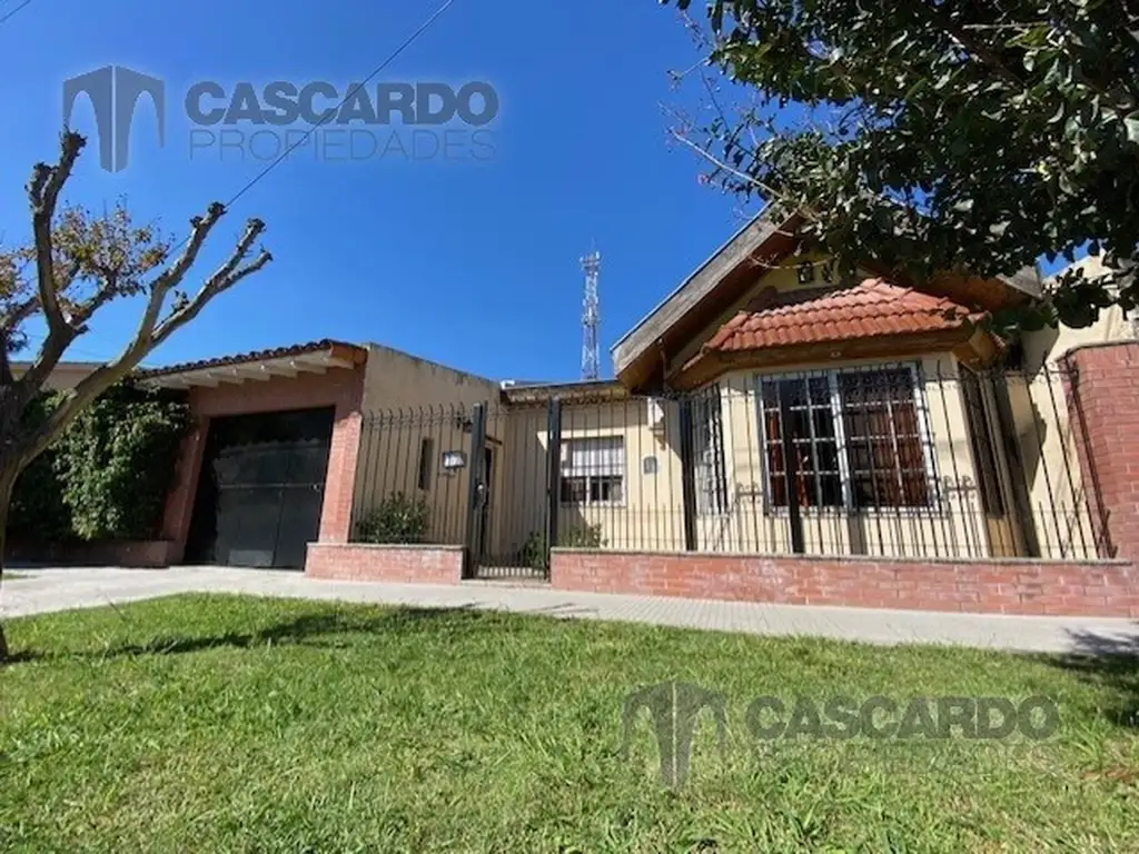 Venta con renta chalet de 4 ambientes con garage y jardín. Buen estado.