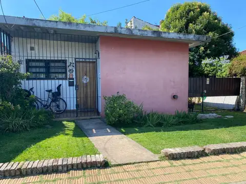 Venta Lote de 410 m2, casco de Pacheco con dos viviendas distribuidas e independientes.