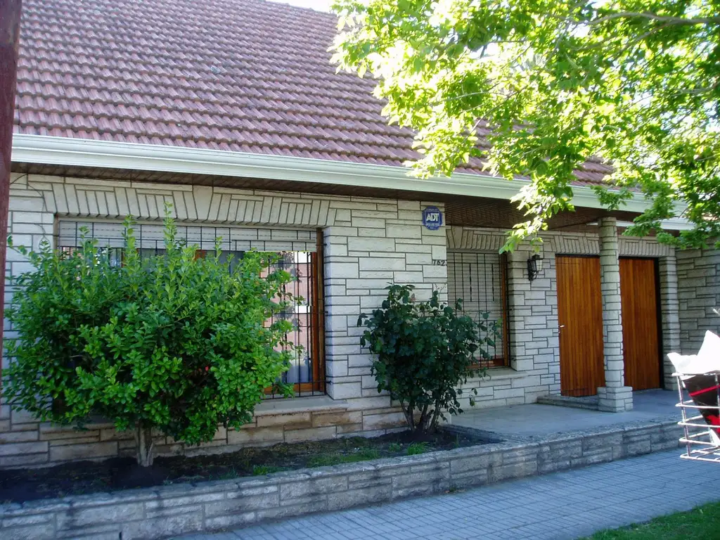 CHALET DE ESTILO EN ZONA RESIDENCIAL